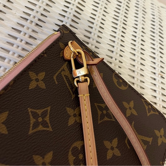SOLD Louis Vuitton Neverfull Monogram Pochette with Rose Ballerine interior. - Picture 5 of 9